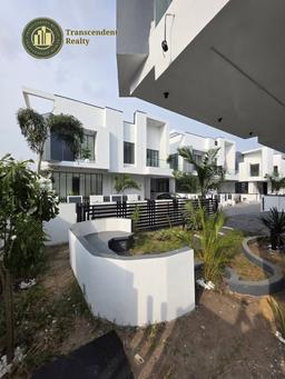 Newly Built Deluxe 5 Bedroom Fully Detached Duplex With A Garden