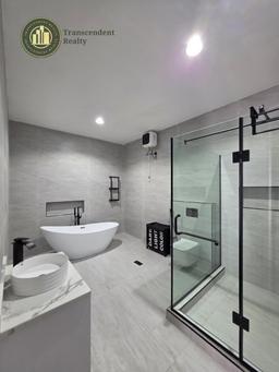 Deluxe 5 Bedroom Fully Detached Duplex