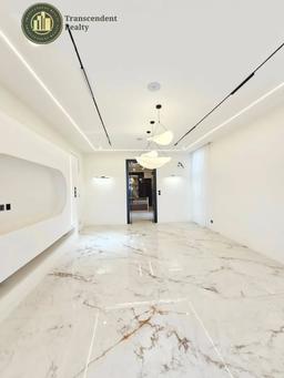 Deluxe 5 Bedroom Fully Detached Triplex