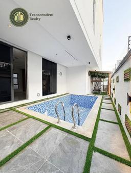 Deluxe 5 Bedroom Fully Detached Triplex